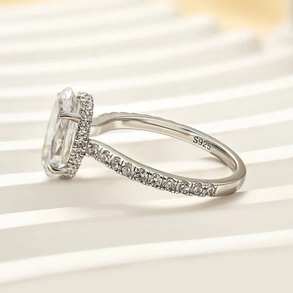 Attractive Oval Cut Engagement Ring