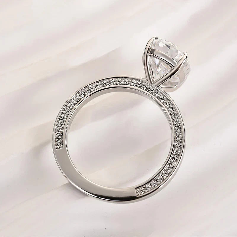 Luxury Oval Cut Engagement Ring